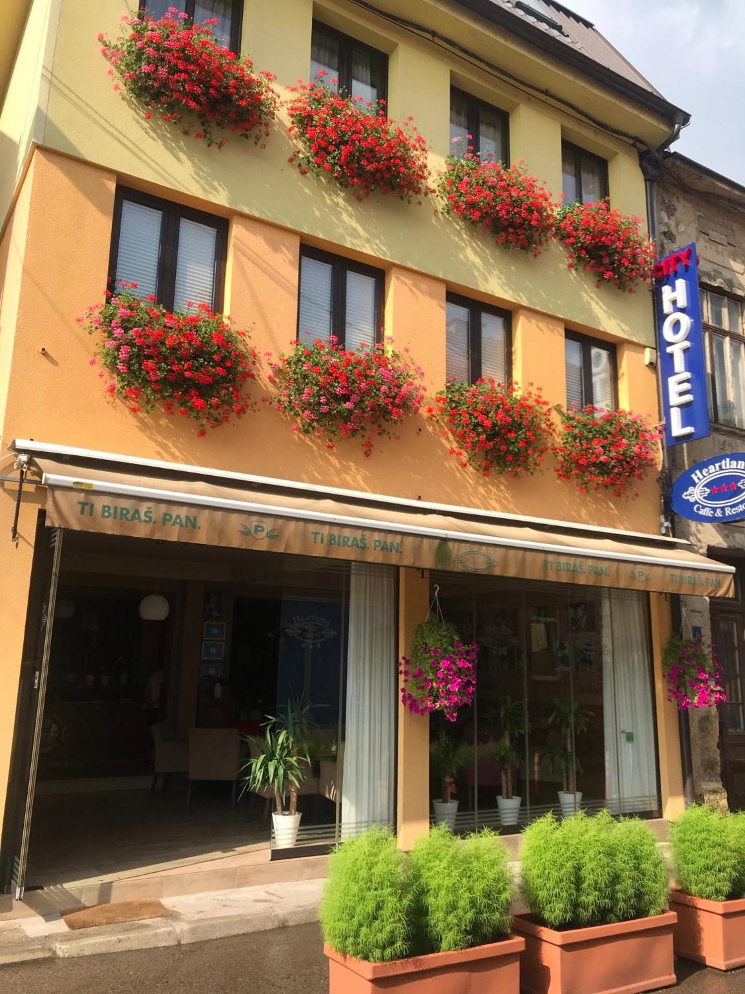 Heartland City B&B Tuzla Bagian luar foto
